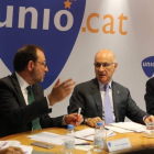 Espadaler (izquierda) habla con Duran durante la rueda de prensa de este lunes para analizar las elecciones catalanas.-RICARD CUGAT