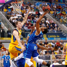 Fisher fuerza el 2+1 ante Pasecniks para adelantar al San Pablo.-ACB PHOTO / M. HENRÍQUEZ