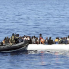 magen de archivo del rescate de un grupo de inmigrantes en el Mediterráneo a cargo de marinos británicos, el 28 de octubre del 2015.-EFE