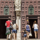 Unos turistas visitan la Catedral de Burgos.-SANTI OTERO