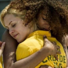 Rizos (Berta Vázquez) y Macarena (Maggie Civantos) se funden en un abrazo en 'Vis a vis' (A-3 TV).-ATRESMEDIA
