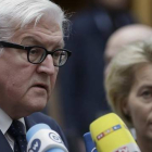 Steinmeier y Von der Leyen hablan ante los medios, este miércoles en Berlín.-Foto: AP / MICHAEL SOHN