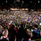 El salón de actos de la Casa de Cultura de Gamonal se quedó pequeño para acoger la asamblea a la que acudió la práctica totalidad de la plantilla.-SANTI OTERO