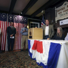 La única mesa electoral de Dixville Notch, el pueblo más pequeño de Nuevo Hampshire y el primero que votó en la medianoche de este martes, ocho de noviembre de 2016.-EFE / HERB SWANSON