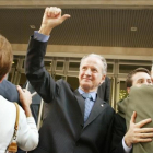 Juan María Atutxa saluda a los simpatizantes reunidos frente a los juzgados de Bilbao en la primera sesión del juicio por desobediencia, el 26 de octubre del 2005.-VINCENT WEST