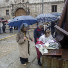 Las sobrinas del músico y la reina infantil de la Peña Antonio José depositaron el primer ramo.-Santi Otero