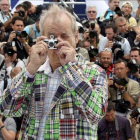 El actor Bill Murray, con  una minicámara, en el 65º festival de cine de Cannes.-AP / JOEL RYAN