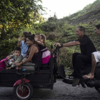 Inmigrantes hondureños montados en una moto-PEDRO PARDO / AFP