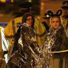 Dos chicas son atendidas por los servicios de emergencia a las afueras del Manchester Arena.-REUTERS