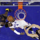 Marc Gasol, a la derecha, ante Noel y su compañero Randolph.-AP / MATT SLOCUM