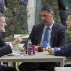 El presidente del Gobierno, Mariano Rajoy, con el vicesecretario de comunicación del PP, Pablo Casado, y el líder del PPC, Xavier García Albiol.  / TAREK-