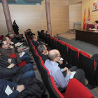 La directora general de Telecomunicaciones, María Victoria Seco (en el centro de la mesa ), expuso todas las posibilidades de apoyo a los alcaldes de la provincia.-ISRAEL L. MURILLO