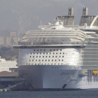 El crucero Harmony of the Seas en el puerto de Marsella con los botes salvavidas de color amarillo situados en la parte lateral del buque.-Claude Paris
