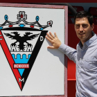 Andoni Iraola posa con el escudo delMirandés tras su presentación oficial.-TWITTER / @CDMIRANDES