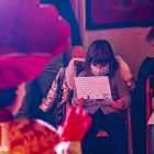 Una niña lee su carta a los Reyes Magos ante los emisarios del Rey Melchor que reciben a los pequeños en el Salón Rojo. ISRAEL L. MURILLO