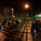 Familiares de presos esperan noticias suyas en el exterior del penal de Cadereyta tras los disturbios, el 10 de octubre.-REUTERS / DANIEL BECERRIL