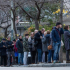 Ciudadanos esperando para votar en el colegio electoral Narcís Monturiol de Barcelona.-ENRIC FONTCUBERTA (EFE)