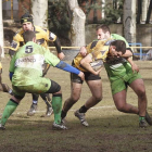 Pablo Sáinz protege el oval durante un partido.-SANTI OTERO