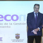 El gerente de la delegación de PrevenControl en Burgos, Pablo Montero, recibió ayer el Premio Ogecon 2019 en la sede de Ibercaja.-RAÚL G. OCHOA