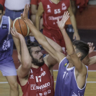 Dusan Juzbasic postea ante la defensa de un jugador de la UVa.-SANTI OTERO