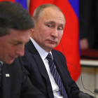 Putin (derecha), durante su encuentro con el presidente esloveno, Borut Pahor, en Moscú, el 10 de febrero.-EFE / MICHAEL KLIMENTYEV