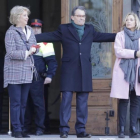 Irene Rigau, Artur Mas y Joan Ortega, a la salida de la Generalitat, antes de dirigirse al Palau de Justícia, el lunes 6.-FERRAN NADEU