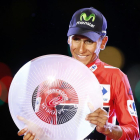El colombiano del equipo Movistar, Nairo Quintana en el podio con el trofeo que le acredita vencedor de la Vuelta Ciclista a España 2016 tras la vigésimo primera y última etapa disputada hoy entre Las Rozas y Madrid.-EFE/Javier Lizón