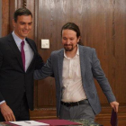 Pedro Sánchez y Pablo Iglesias, tras la firma del acuerdo de gobierno en el Congreso.-JOSÉ LUIS ROCA