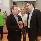 César Rico (Diputación) charla con el director de la Vuelta a España, Javier Guillén, en presencia de Ángel Carretón (IDJ).-RAÚL OCHOA