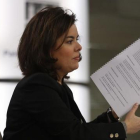 La vicepresidenta del Gobierno en funciones, Soraya Sáenz de Santamaría, este viernes tras el Consejo de Ministros.-DAVID CASTRO