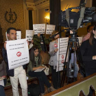 Protesta de los sindicatos con representación en la Diputación durante un pleno provincial.-ISRAEL L. MURILLO