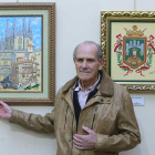Eutimio Ordóñez muestra orgulloso uno de sus cuadros favoritos junto al escudo de Burgos.-RAÚL G. OCHOA