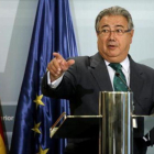 El ministro del Interior, Juan Ignacio Zoido, tras la reunión para analizar la colaboración de los gobiernos locales en la lucha contra el terrorismo, ayer.-JOSÉ LUIS ROCA