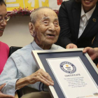 Yasutaro Koide, de 112 años, recibe el certificado de Récord Guinnes.-