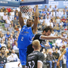 Sutton machaca el aro del Obradoiro ante Llovet, ayer.-SANTI OTERO