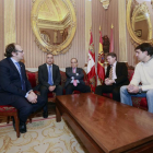 Representantes del Ayuntamiento, de la Federaciónde Castilla y León y del Burgos CF se reunieron ayer en Alcaldía.-RAÚL OCHOA