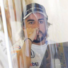 Fernando Alonso, en el box de McLaren en el circuito de Silverstone.-Foto: EFE / VALDRIN XHEMAJ