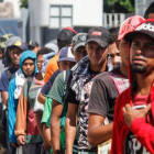 Migrantes hondureños que decidieron acogerse a la tarjeta humanitaria para establecerse de manera legal en territorio mexicano.-EFE Luis Villalobos