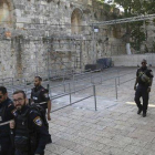 Policías israelís patrullas en Jerusalén.-AP (ODED BALILTY)