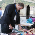 González prepara la carne en el concurso de parrilla celebrado en San Sebastián.-DIEGO PELÁEZ