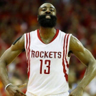 James Harden, de los Houston Rockets, celebra una jugada en el último cuarto ante Los Ángeles Clippers.-Foto: AFP / SCOTT HALLERAN