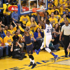 Draymond Green se escapa de los Cavaliers para anotar una canasta, este domingo en el segundo partido de las finales de la NBA.-AFP / JOSH EDELSON
