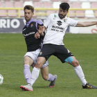 Chevi pugna por un balón en un partido de su primera etapa en el Burgos.-SANTI OTERO