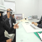 Daniel de la Mata, gerente de Activox, muestra a unos clientes cómo funcionan las gafas de realidad virtual.-ISRAEL L. MURILLO
