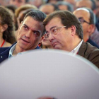Pedro Sánchezc, junto al secretario general del PSOE de Extremadura, Guillermo Fernández Vara, este domingo.-EFE / JERO MORALES