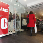 Entrada a uno de los comercios que ya luce el cartel de rebajas debido a liberalización que permite a los establecimientos iniciarlas cuando quieran.-RAÚL G. OCHOA