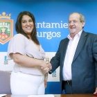 Estrella Paredes, concejala de Sanidad, y Antonio Ortiz, presidente de Alcer, durante la firma del convenio.-RAÚL OCHOA