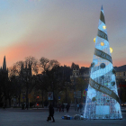 Imagen del árbol navideño que se instalaba ayer frente al Fórum.-ISRAEL L. MURILLO