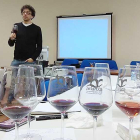 La formación de asociados comenzó este martes con el curso de vino a cargo del sumiller Fernando Mayoral.-ECB