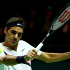 Federer ejecuta un revés, en el partido ante Haase.-/ REUTERS / MICHAEL KOOREN